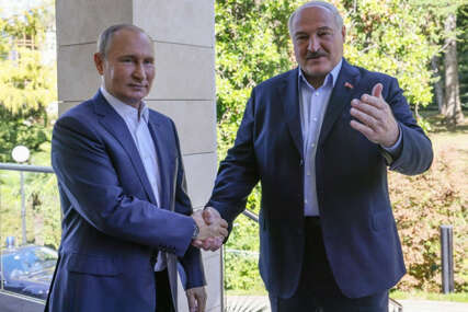 Lukašenko poklonio traktor Putinu za 70. rođendan