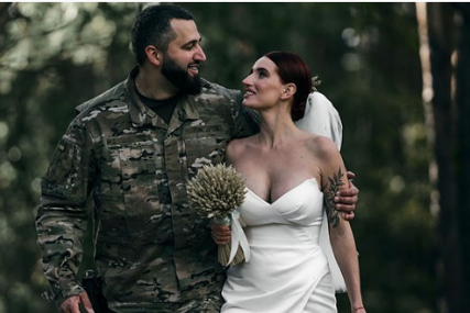 Neobično vjenčanje za vrijeme rata: Ukrajinska snajperistkinja se udala u šumi, puška kao "modni dodatak"