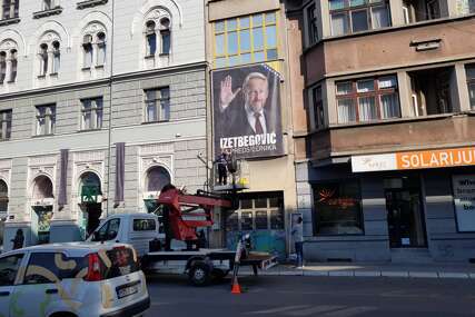 Posljednje mahanje: Komunalna služba uklonila veliki bilbord lidera SDA u Radićevoj ulici u Sarajevu