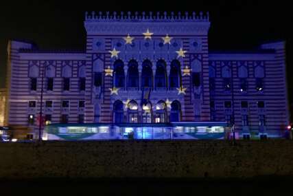 Sarajevska vijećnica obasjana zastavom EU
