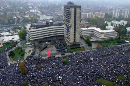 Posljednjem ispraćaju Alije Izetbegovića prisustvovalo je više od 100.000 ljudi: "I nebo je plakalo"