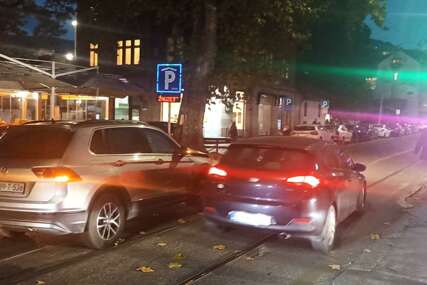Potvrđeno za Bosnainfo: Sudar dva automobila u centru Sarajeva, jedna osoba lakše povrijeđena