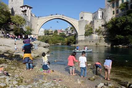 Turisti u Mostaru uživaju u proljetnim temperaturama krajem oktobra
