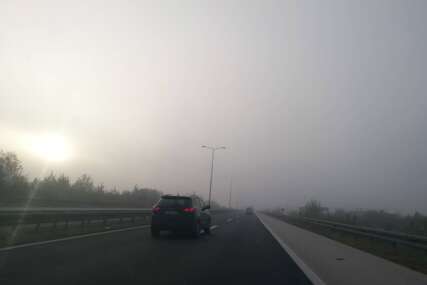 Vozači, oprez: Magla smanjuje vidljivost na dionicama u kotlinama i uz riječne tokove