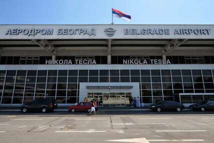 Avion prinudno sletio u Beograd, djetetu pozlilo