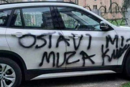 Osveta prevarene žene u Priboju, na automobilu napisala poruku: "Ostavi mi muža, ku**o!" 