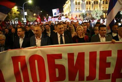 Učesnici mitinga u Banjoj Luci stigli pred Trg Krajine, očekuju se govori Dodika i pajdaša