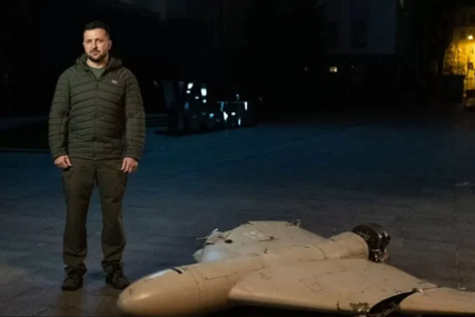 Zelenski stoji u mraku pored srušenog drona: Ruskoj avijaciji ćemo podrezati krila