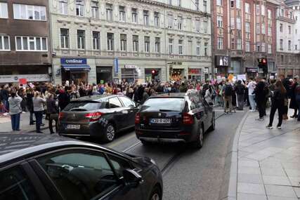 Protestna šetnja u Sarajevu, vozači trubili u znak podrške aktivistkinjama
