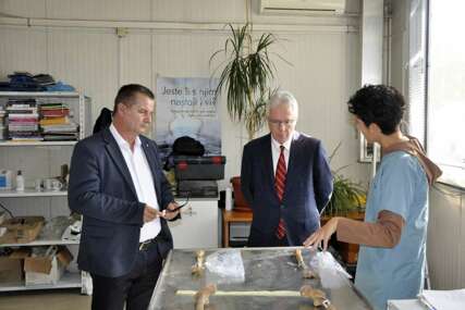 Ambasador SAD-a u BiH u posjeti projektu posvećenom identifikaciji žrtava genocida u Srebrenici