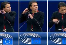 Odsjekla kosu u Evropskom parlamentu u znak solidarnosti sa Irankama