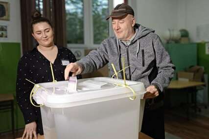 Počeli Opći izbori i u ZDK-u, zabilježeno kašnjenje u otvaranju šest biračkih mjesta u Zenici
