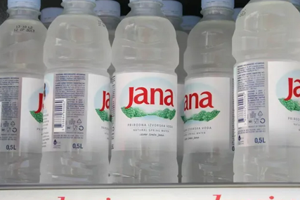 Sramota u Dalmaciji: Gost snimio konobaricu kako ulijeva vodu iz česme u boce Jane 