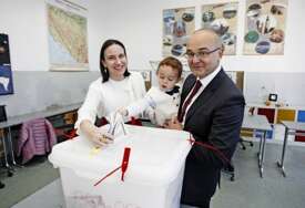 Gradonačelnica Sarajeva prvi put sa sinom na izbore: "Obavili smo našu građansku dužnost"
