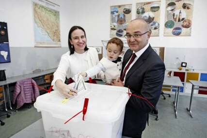 Gradonačelnica Sarajeva prvi put sa sinom na izbore: "Obavili smo našu građansku dužnost"