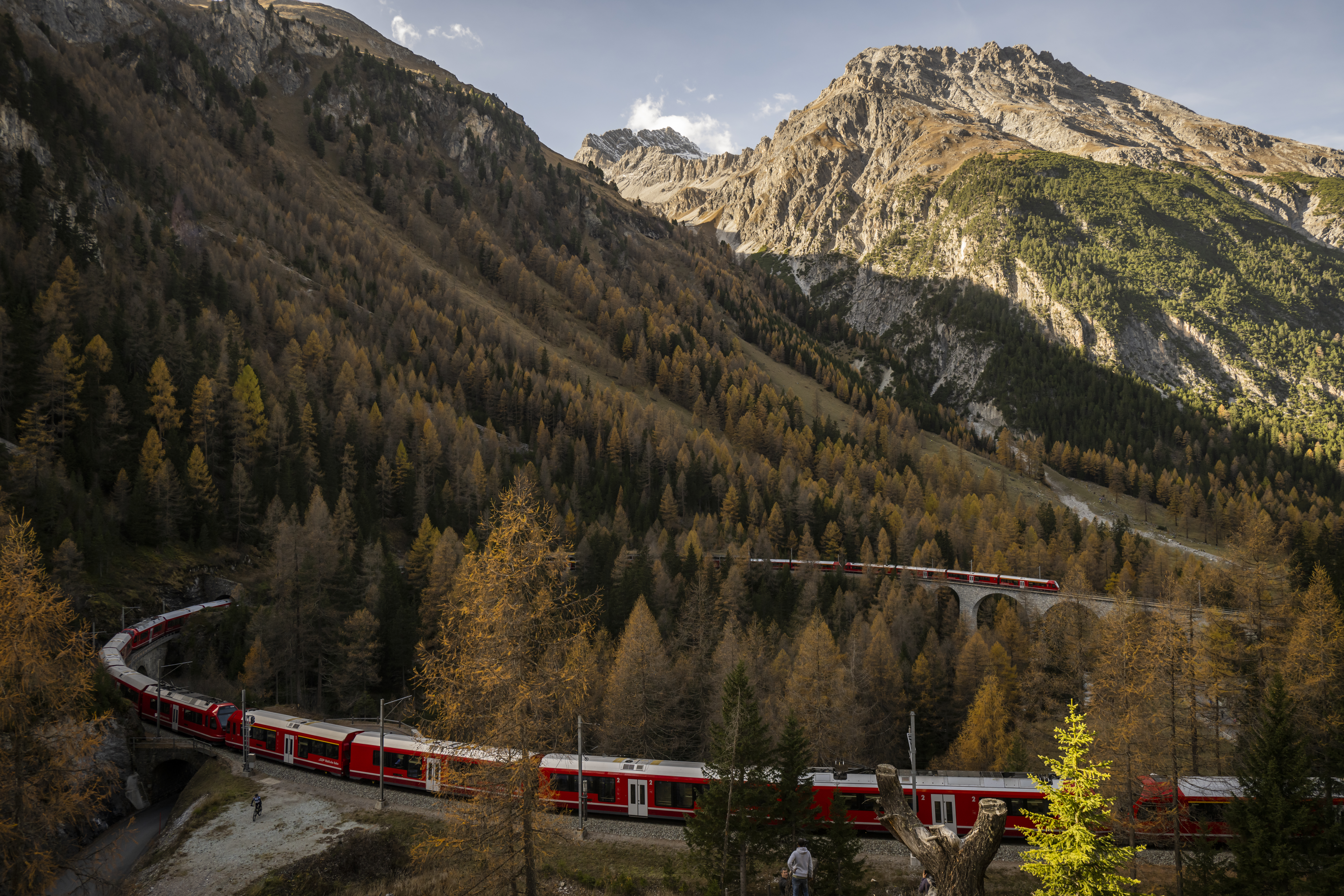Najduži putnički voz na svijetu prošao kroz Švicarske Alpe