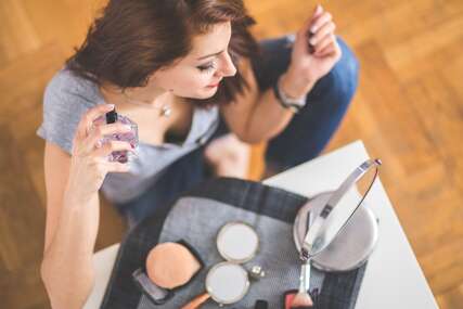 Stručnjaci upozoravaju: Tave, šminka ili toaletni pribor čine žene neplodnim