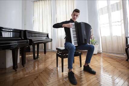 Husejn Bajraktarević je jedan od najboljih mladih harmonikaša u svijetu