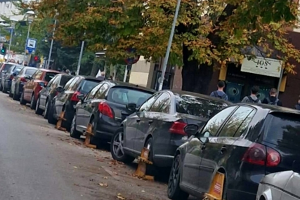 Fotografija iz Tuzle postala viralna: Automobili blokirani “kandžama” izazvali brojne reakcije  