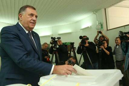 Okružen kamerama i objektivima aparata: Milorad Dodik glasao u Laktašima
