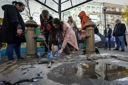 Kijevljani čekaju u redovima za vodu nakon ruskih raketnih udara