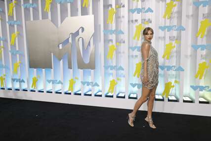 Taylor Swift za ponovno snimljeni album osvojila American Music Awards