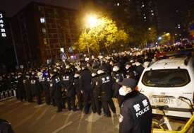 Tokom protesta u Kini policija pretukla i uhapsila novinara BBC-a