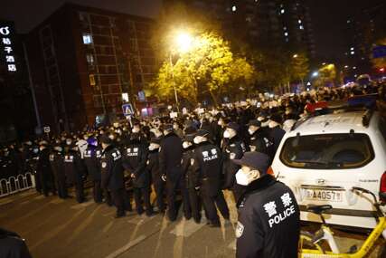 Tokom protesta u Kini policija pretukla i uhapsila novinara BBC-a