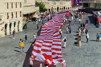 Hrvatski navijači u gradu razvili 200 metara dugu zastavu u Kataru