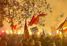 USTANAK U CRNOJ GORI Podgorica gori, na hiljade ljudi ispred parlamenta