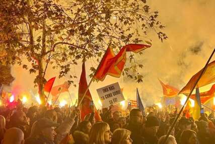 USTANAK U CRNOJ GORI Podgorica gori, na hiljade ljudi ispred parlamenta