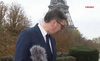 Vučić se obraćao novinarima, a iza leđa mu se srušio reflektor: Pogledajte njegovu reakciju
