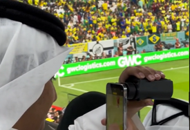 Snimak prikupio skoro 30 miliona pregleda: Navijač u Kataru pokazao svoju "VAR" tehnologiju: