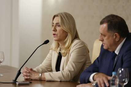 Dodik i Cvijanović u Budimpešti, lider RS-a donio orden za vladiku budimskog