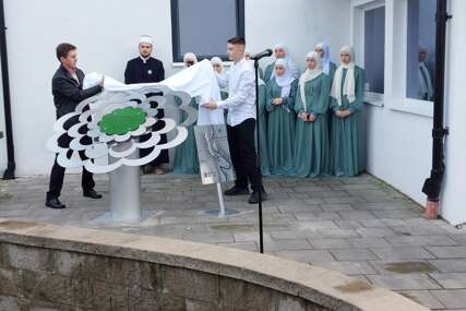 U švedskom gradu Borasu podignuto spomen obilježje “Cvijet Srebrenice”
