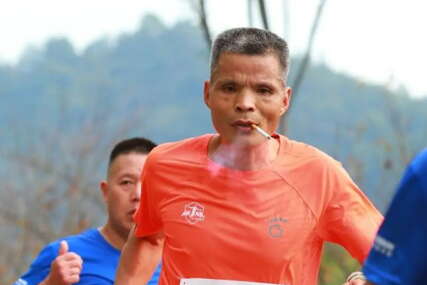 Lik istrčao maraton za samo 3 sata i 28 minuta i pri tom sve vrijeme pušio cigarete