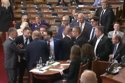 Incident u Skupštini Srbije: Miroslav Aleksić krenuo u fizički obračun sa delegatima iz vladajućih stranaka