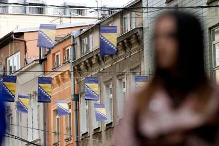 Sarajevo već u prazničnom ruhu: Postavljene zastave Bosne i Hercegovine povodom Dana državnosti
