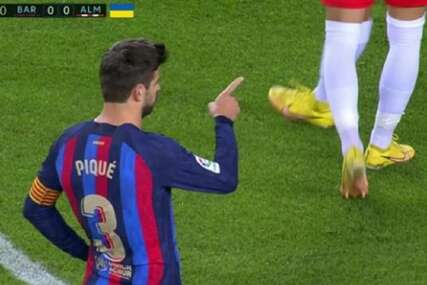 Cijeli Camp Nou je tražio da penal puca Pique. Loptu je uzeo Lewandowski i desila se katastrofa