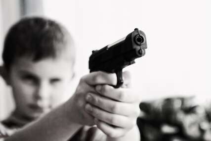 Učenik u školu donio pištolj, htio da ga pokaže drugu - BosnaInfo