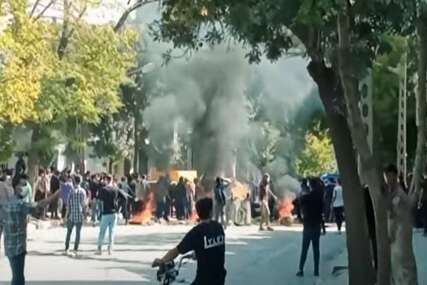 Demonstranti u Iranu zapalili spomen-kuću ajatolaha Homeinija