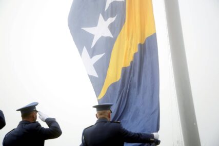 25 godina imamo novu zastavu BiH, ali ne i pravilo o vertikalnom isticanju