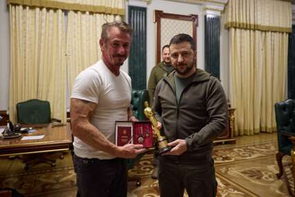 Sean Penn predao svoj kipić Oscara predsjedniku Ukrajine Volodimiru Zelenskom