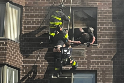 Nije za one sa slabim srcem: Očajna žena visi na 20. spratu nebodera dok joj vatrogasci pokušavaju pomoći