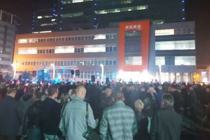 Na protestu u organizaciji opozicije RS ispred zgrade RTRS-a nosali slike Karadžića i Mladića