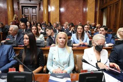 Još jedan seksistički ispad u Skupštini Srbije: Sandra Božić optužila poslanice opozicije da se nude SNS-ovcima