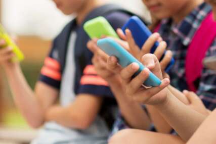 Djeca od devete godine ovisnici o mobilnim telefonima