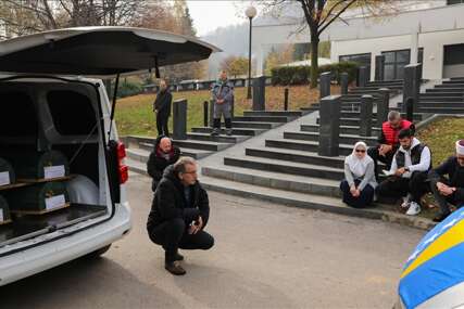 Tabuti s posmrtnim ostacima ubijenih kotorvaroških Bošnjaka ispraćeni iz Visokog