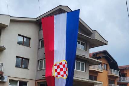SRAMOTNO: U Busovači osvanula "najveća zastava" tzv. Herceg-Bosne uoči duela Hrvatske i Kanade (VIDEO)