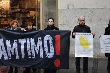 Žene u crnom u Beogradu razvile transparente i odale počast vukovarskim žrtvama